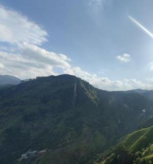 pohled na horu se sluncem na obloze