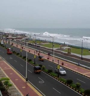 以海洋为背景的街道景观