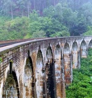 kamenný most s oblouky na hoře