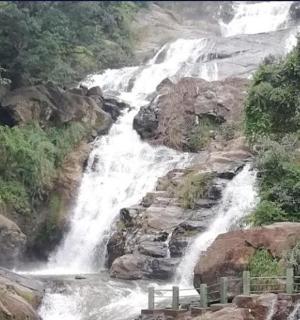 vodopád na úbočí hory