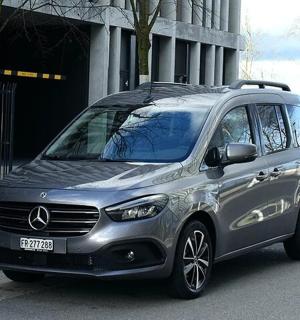 stříbrné auto zaparkované na kraji ulice