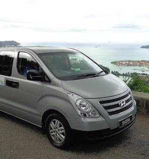 一辆银色货车停在海边的路上