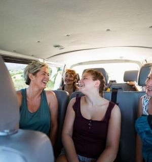 一群女人坐在一辆货车的后座上