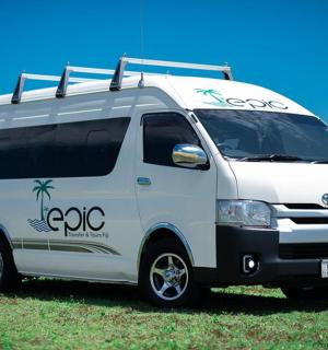 一辆白色货车停在草地上