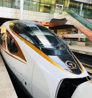 vlak zastavuje na vlakovém nádraží