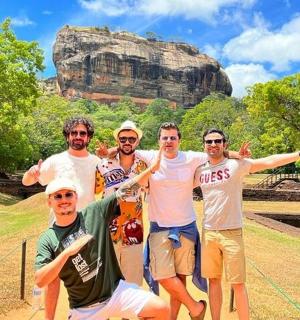 skupina mužů pózujících před horou