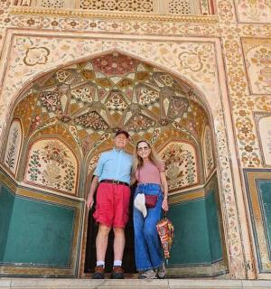 muž a žena stojící před obloukem