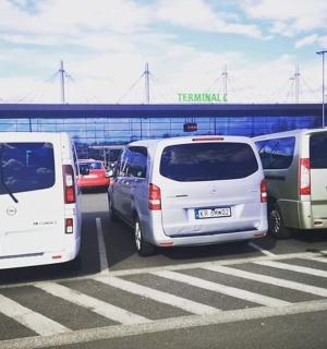 一组三辆货车停在停车场