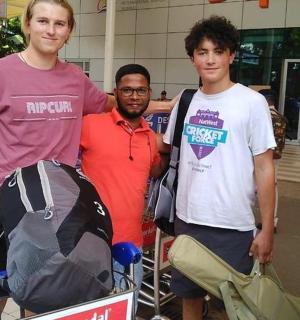 三个男人站在商店里