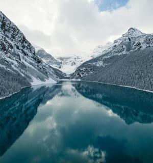 ein Gewässer mit schneebedeckten Bergen