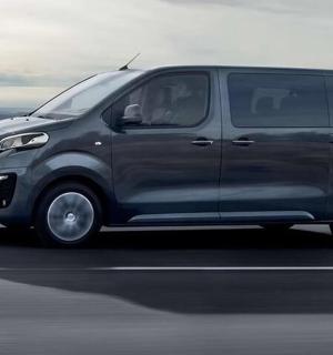 一辆黑色货车在路上行驶