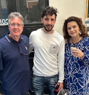 两名男子和一名女子合影