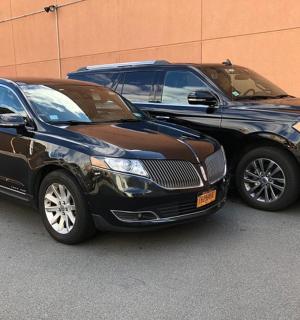 dva kamiony zaparkované vedle sebe na ulici