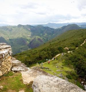 一群人站在山顶上