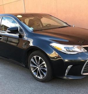 modročerné auto zaparkované vedle budovy