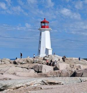 منارة حمراء وبيضاء تقع على قمة الصخور