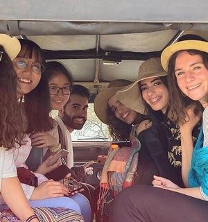 一群人坐在公共汽车的后座