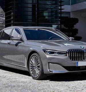 一辆银色宝马停在一栋建筑前