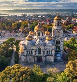 一座顶部有金色圆顶的古老建筑