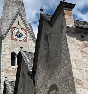 带有塔楼的建筑物侧面的时钟