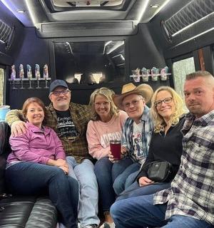 skupina lidí sedících v zadní části karavanu