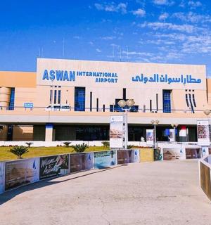 velká budova s cedulí s nápisem Mezinárodní letiště ASKM