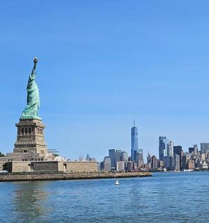 pohled na sochu svobody z vody