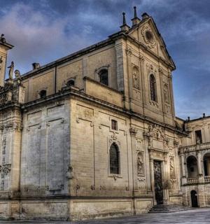 un vecchio edificio con un orologio su un lato