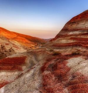 沙漠与红色岩石的景色