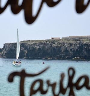 一艘帆船在悬崖边的水中