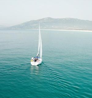 一艘位于一大片水域中间的船