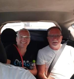 三个人坐在汽车后座