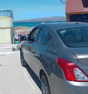 一辆停在海边的银色汽车