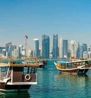 skupina lodí ve vodě s městem