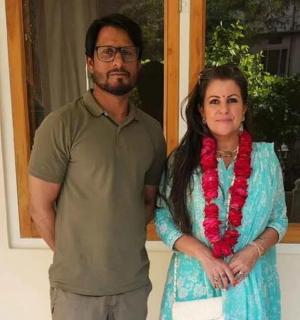 muž a žena stojící před oknem