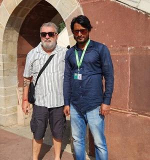 dva muži stojí před budovou