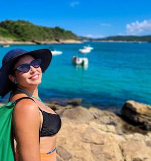 一位戴着帽子的女人站在海滩上