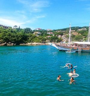 一群人在船附近的水中游泳