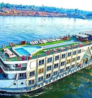 带游泳池的水上游轮