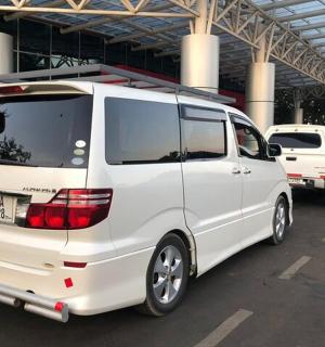 一辆白色货车停在停车场