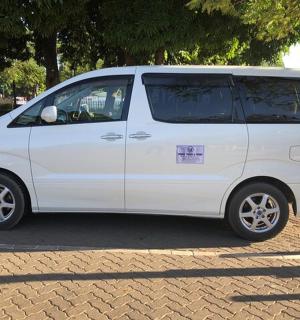 一辆白色货车停在停车场