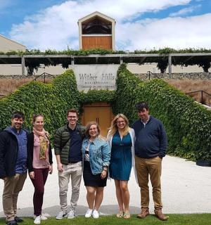 skupina lidí stojících před budovou