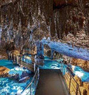 有瀑布的洞穴里的水滑梯