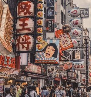 一群人举着标语走在街上