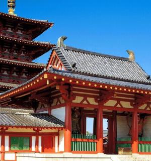 一座带有高塔的大型木制建筑