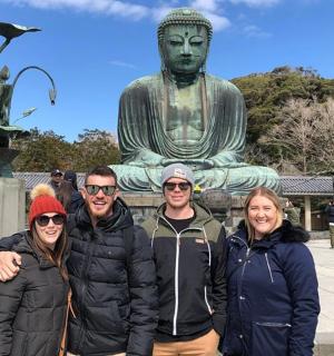 一群人站在雕像前