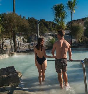 一名男子和一名女子站在游泳池里