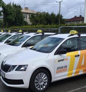 rida valgeid autosid pargitud parklasse