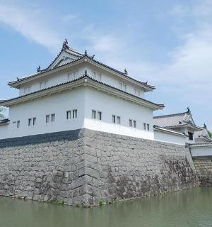 水中墙上的一座白色大楼