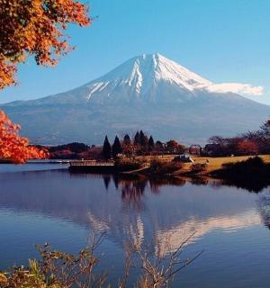 一座白雪皑皑的山，山前有一个湖泊